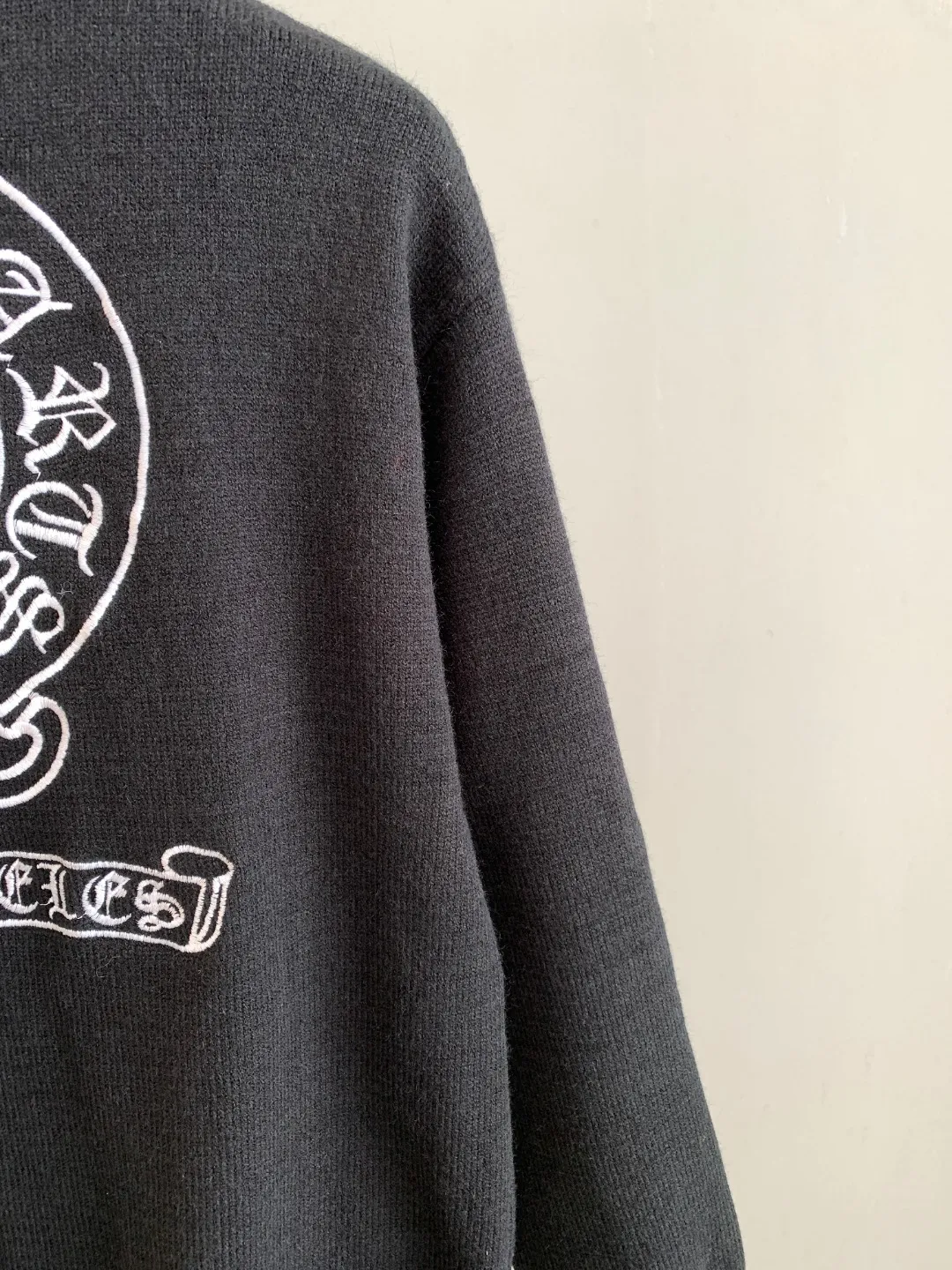 P370 High quality (photo directly without any editing) Chrome Hearts crew neck sweater Classic one-piece woven yarn jacquard craft Customized wool blend material Delicate and soft touch Can directly contact the skin Let the warm yarn change into a delicate texture Craft 1: Jacquard tissue imported from Germany Precisely control the arrangement and interweaving of yarns Carefully interweave jacquard artistic pattern inlays on the loom to make the fabric more vivid and three-dimensional Craft 2: Use towel embroidery craft A traditional hand-made embroidery technology that uses stitches to embroider. It is completed by changing the hooking action of a special machine head, and the coils are interlocked one by one, thus bringing about a towel-like texture and effect. Process 3: Curved thread structure. By changing the stitching method and the arrangement of yarns during the knitting process, the yarns show a curved distribution in the fabric. Process 4: Softening and deodorizing process of garment washing water. Deep cleaning and deodorizing of clothes through professional washing equipment and specific detergents. Improve the feel and appearance of clothing Fit: Loose fit Unisex Size: S M L XL XXL